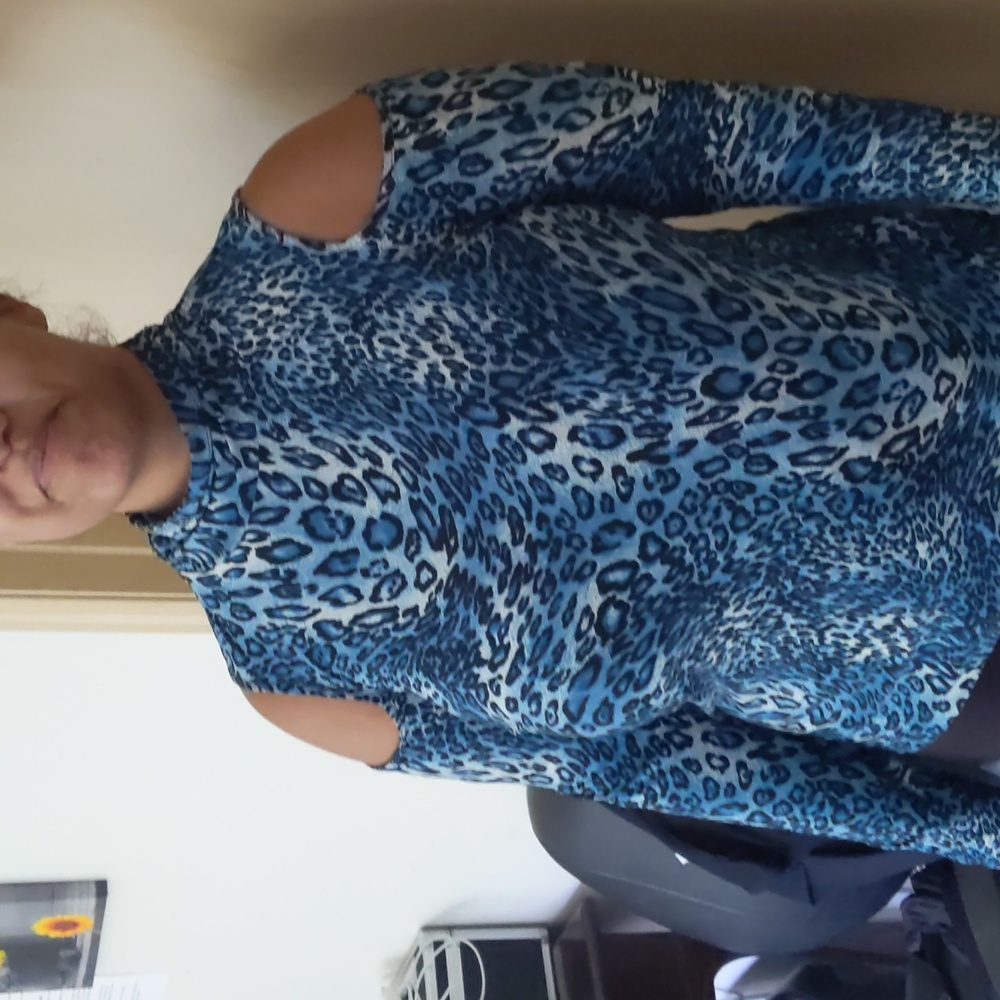 T neck/cut out shoulders - Picture 7 of 7